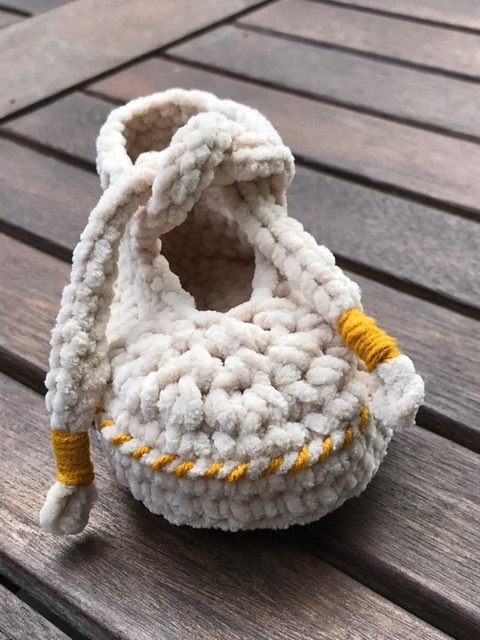 Haakpatroon ByClaire Slofjes met sluitkoordjes