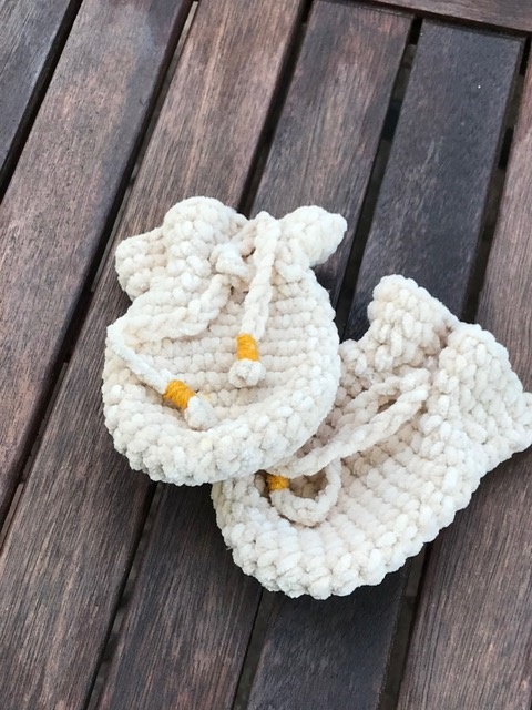 Haakpatroon ByClaire Wantjes met sluitkoordjes