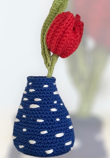 Haakpatroon byClaire Delfts blauw vaasje met geribbelde tulp
