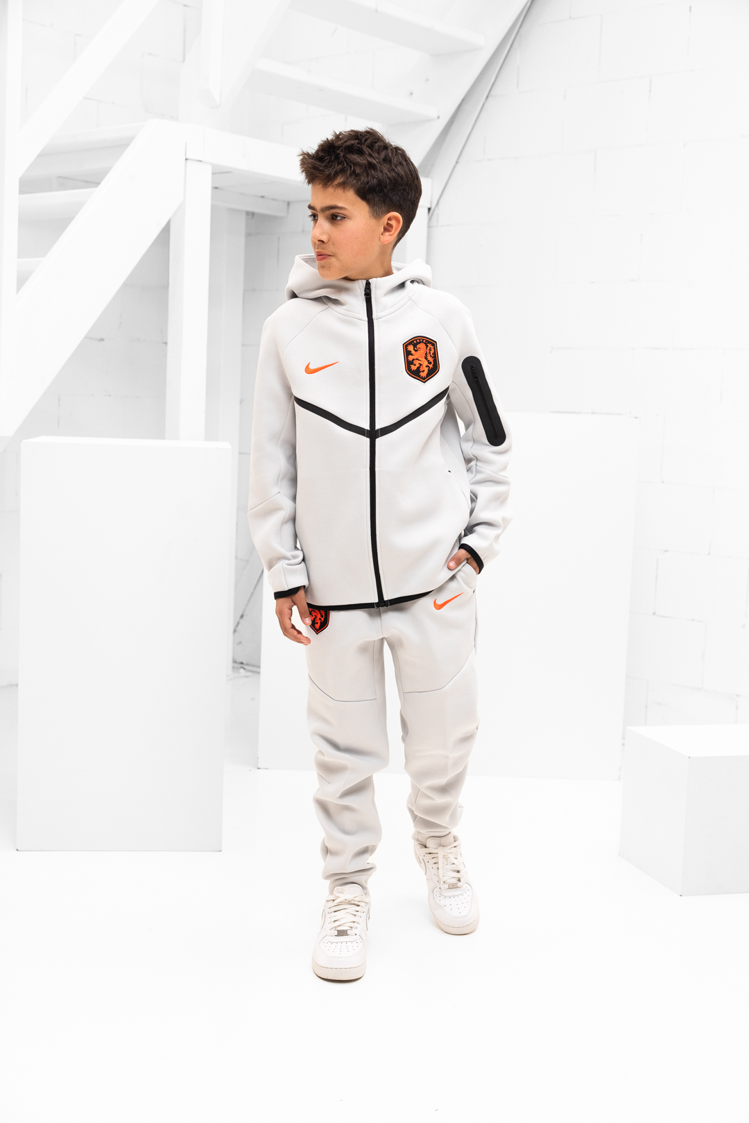 Nederland Tech Fleece Trainingspak Junior 2026-2028 - Maat 140 - Kleur: Lichtgrijs | Soccerfanshop