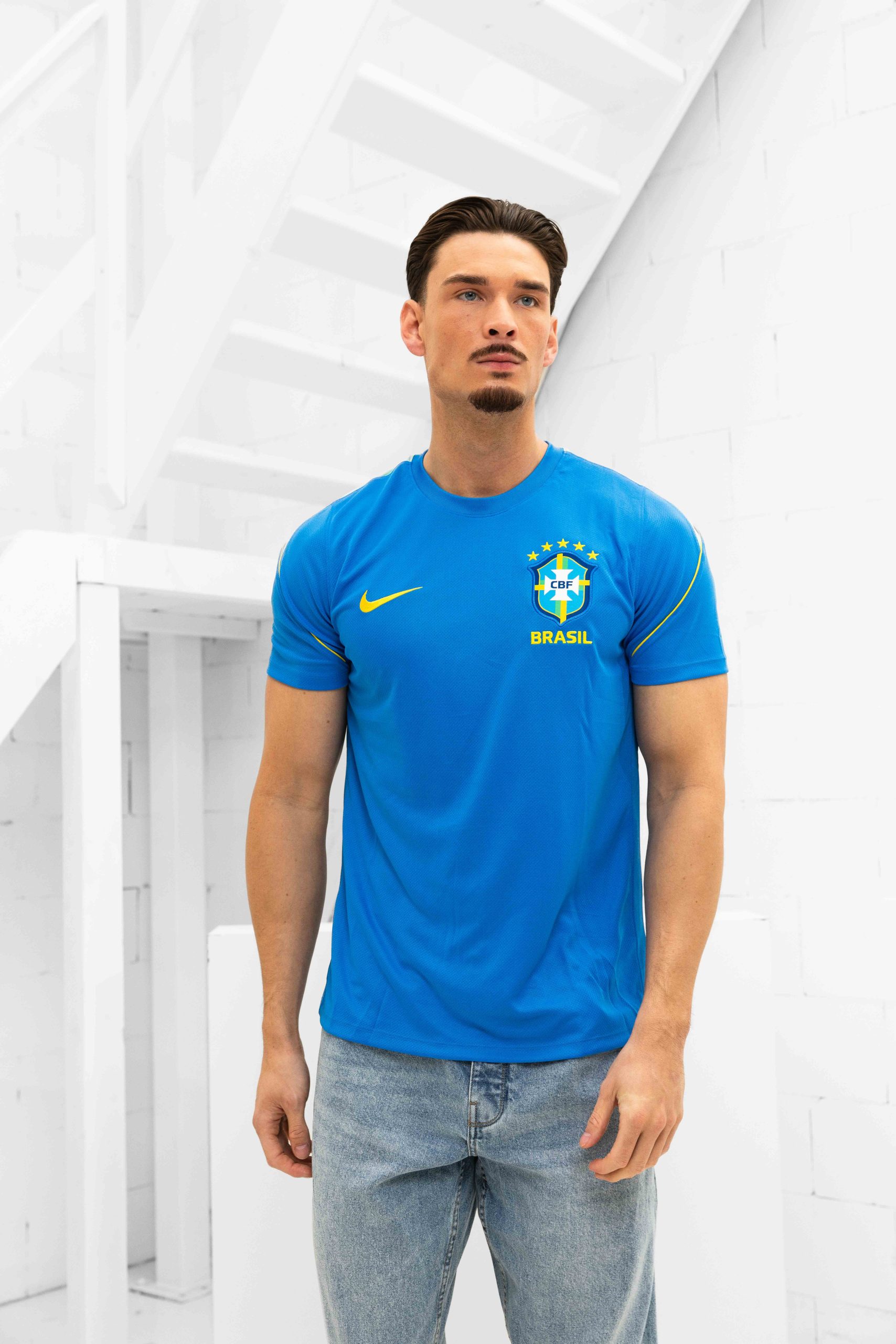Brazilië Strike Shirt Senior 2026/2028 - Maat M - Kleur: GeelGroenBlauw | Soccerfanshop
